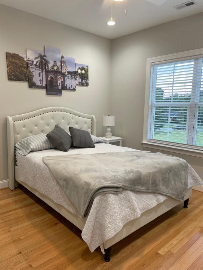 La Casa Grande Hosting Apartment Whitsett Bagian luar foto