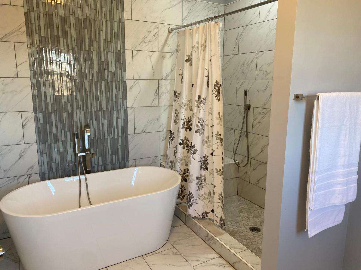 La Casa Grande Hosting Apartment Whitsett Bagian luar foto